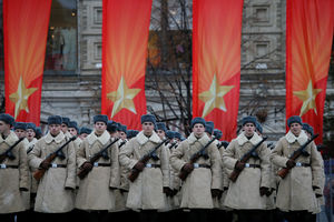 (VIDEO) NEVIĐENI SPEKTAKL NA CRVENOM TRGU: Crvena armija maršira kroz centar Moskve!
