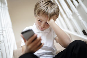 PRAĆENJE DECE PREKO MOBILNIH TELEFONA: Psiholog otkrio da li je normalno da uvek znate gde vam je dete i šta je nezdrava kontrola
