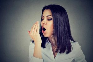 MOŽE DA UKAZUJE NA ZDRAVSTVENI PROBLEM: Evo zbog čega se ujutru budimo sa lošim zadahom