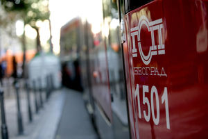 PRAZNIČNA NOĆ U BEOGRADU: Sudar tramvaja i automobila u Bulevaru, muškarac (30) lakše povređen