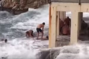 (VIDEO) TRAGEDIJA U HRVATSKOJ: Dva kupača utopila se na novogodišnjem kupanju u Rijeci!