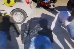 (VIDEO) DRAMATIČNA AKCIJA CRNOGORSKE POLICIJE: Presreli auto sa četvoricom Cetinjana, pretresli ih, pa pohapsili!