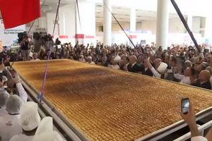 (VIDEO) REKORDNI SLATKIŠ: U Turskoj napravljena najveća baklava na svetu!