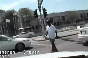 (UZNEMIRUJUĆI VIDEO) METAK U GRUDI: Policajac ubio nenaoružanog čoveka koji je hodao sa spuštenim pantalonama, građani besni!