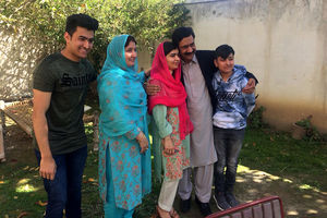 (VIDEO) PRVI PUT POSLE NAPADA TALIBANA: Malala posetila rodni grad u Pakistanu
