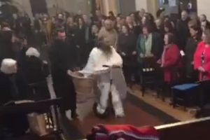 (VIDEO) GRČKI POP NAPRAVIO HAOS NA USKRŠNJOJ LITURGIJI: Uleteo trotinetom u crkvu, a onda je nastala opšta jurnjava!