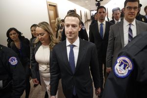 SITUACIJA JE TOLIKO OZBILJNA DA JE ZAKERBERG OBUKAO ODELO: Osnivač Fejsbuka odgovara na pitanja pred Kongresom