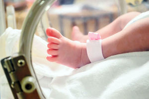 ŠOK I DRAMA U PORODILIŠTU: Kada su lekari videli ovo na bebinim leđima bili su ZAPREPAŠĆENI i nije im bilo svejedno! (FOTO)