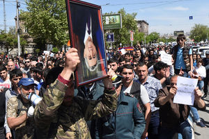(FOTO, VIDEO) SEDMI DAN PROTESTA U JERMENIJI: Više desetina ljudi privedeno na demonstracijama protiv premijera