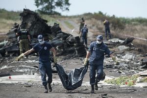 KOBNI LET IZ AMSTERDAMA KA KUALA LUMPURU: ISTRAŽITELJI Malezijski avion MH17 oborili Rusi! POGINULO 298 LJUDI!