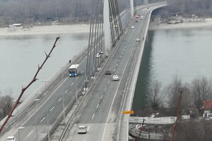 DRAMA U NOVOM SADU: Muškarac (36) skočio sa mosta i odbio da uđe u čamac koji je došao da ga spasi!