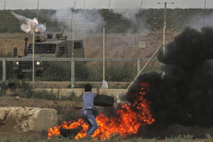 UBIJEN PALESTINSKI TERORISTA: Izraelci pucali u Palestince koji su sekirom krenuli na graničnu ogradu