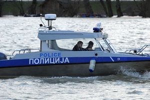 TRAGEDIJA SPREČENA U POSLEDNJI ČAS, HRABRI NOVOSADSKI POLICAJCI SPASLI 4 MLADIĆA: Napravili splav od tri bureta pa pošli niz Dunav, a odjednom se ispred njih stvorio ukrajinski brod! DRAMA