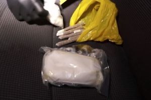 (VIDEO) SPEKTAKULARNO HAPŠENJE U BEOGRADU: U 2 auta dilera našli gomilu droge, oružje, municiju...