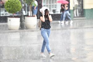 NEKA VAS SUNCE NE ZAVARA: Ni danas nigde bez kišobrana, posle podne pljuskovi širom Srbije