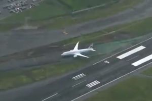 HAOS NA AERODROMU U TOKIJU: Avion pogrešno sleteo, pa morali da zatvore pistu! (VIDEO)