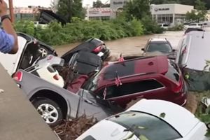 NEVEROVATNE SCENE: Poplava odnela sve džipove iz salona automobila, šteta milionska! (VIDEO)