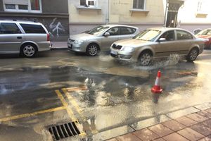 POPLAVA U CENTRU BEOGRADA: Pukla cev u Kosovskoj, voda šiklja na sve strane (KURIR TV)