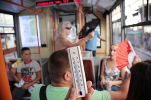 SREĆOM, RADI KLIMA U 15-ICI: Beograđanka na Tviteru pokazala kako se hladi u gradskom prevozu (VIDEO)