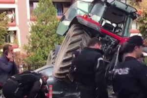 PUCNJAVA PRED TURSKIM PARLAMENTOM: Policija ranila vozača traktora koji nije hteo da stane! (VIDEO)
