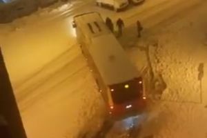 NISAM USLIKAO TRENUTAK OD SILNOG ŠOKA: Putnici guraju autobus GSP zaglavljen u snegu! Pogledajte akciju na okretnici linije 49! (VIDEO)