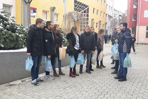 STUDENTI KOSOVSKE MITROVICE U AKCIJI: Starijim sugrađanima delili ulje, šećer, mleko i hleb (FOTO)