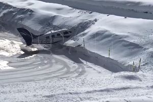 DRAMATIČNO SLETANJE: Pilot nije mogao da se zaustavi, avion se zabio u gomilu snega! (VIDEO)