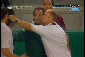 SKANDAL NA GOSTOVANJU ORLOVA U LISABONU: Čuveni selektor Portugala pesnicom u glavu udario srpskog fudbalera usred meča! (VIDEO)