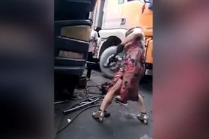 ŠTIKLE NA NOGAMA, A MALJ U RUKAMA! Gospođa objasnila kolegama kako se popravlja kamion! (VIDEO)