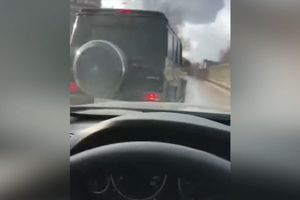 KAD RUSU PADNE MRAK NA OČI! Poludeo je zato što ga je džip prestigao, ali kada je izašao da se obračuna sa vozačem usledio je šok! (VIDEO)