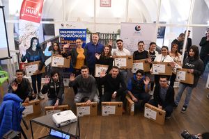 NAGRADA ZA NAJVREDNIJE: Donacija laptop računara najuspešnijim učenicima i stipendistima Fonda za obrazovanje Roma