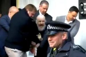 UHAPŠEN ASANŽ! Ekvador ga izbacio iz ambasade posle 6 godina, odmah ga privela britanska policija! (VIDEO)