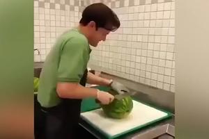 NEMOGUĆE, ALI ISTINITO! Ovaj čovek za 20 sekundi iseče celu lubenicu! (VIDEO)