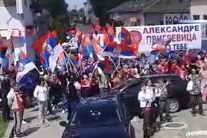 FESTIVALSKA ATMOSFERA U PRIGREVICI! Trubači i srpska zastava za Aleksandra Vučića (VIDEO)