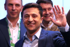 ZELENSKI IZAŠAO NA GLASANJE: Došao je u društvu supruge, opkolili ga telohranitelji, a onda je poručio da novi premijer Ukrajine neće biti političar! (VIDEO)