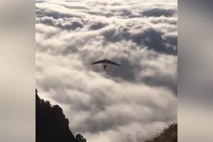ČOVEK, A LETI KAO PTICA! Dok jezdi po oblacima, posmatra svet sa visine i oseća se veoma moćno! (VIDEO)