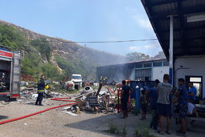 POŽAR U PROKUPLJU: Izgorela hala nekadašnјe staklare, nema povređenih (FOTO)
