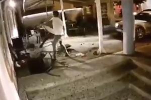 MLADIĆI DEMOLIRALI KAFIĆ I KLADIONICU U ČAKOVCU: Flaše,  čaše i stolice su letele na sve strane! Autom su rušili sve što im se našlo na putu! (VIDEO)