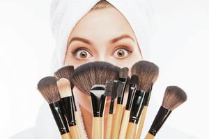 REDOVNO PERITE I PRIBOR: Brzo i lako očistite četkice za šminkanje