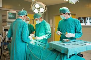 UŽAS U AUSTRIJSKOJ BOLNICI Pacijent preminuo nakon što je hirurg napustio operaciju i otišao na smenu u privatnu kliniku