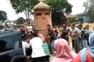 IZBODEN INDONEŽANSKI MINISTAR BEZBEDNOSTI: Samo što je izašao iz kola kad ga je napao islamista! (VIDEO)