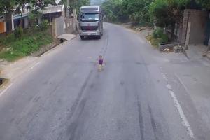 TRENUTAK NEPAŽNJE MOGAO DA DOVEDE DO TRAGEDIJE! Beba izasla na ulicu, kamioni počeli da trube, majka van sebe! (VIDEO)