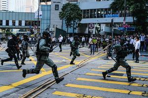 PROTESTI U HONGKONGU IZ DANA U DAN SVE NASILNIJI, ULICE POSTALE PRAVO BOJNO POLJE: Demonstranti gađali policajce strelama i bacali saksije na njih! (VIDEO)