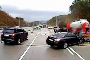 AUTOMOBILI LETE KA NJEMU, A ON NE MOŽE DA POBEGNE! Drama na zaleđenom autoputu i MASOVNO ZAKUCAVANJE! (VIDEO)
