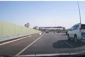 AUUU KAKAV HAOS! Prevozio FRIŽIDER na krovu automobila, otkačio se i odleteo na auto-put, vozači šokirani! (VIDEO)