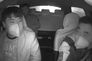 ZAŠTO KAŠLJEŠ, JESI LI IZ VUHANA: Kineski taksista nemilosrdno izbacio mladića iz kola tokom vožnje! (VIDEO)