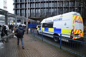 SEVALI NOŽEVI U LONDONSKOM METROU: Policija evakuiše stanicu, putnici beže u panici!