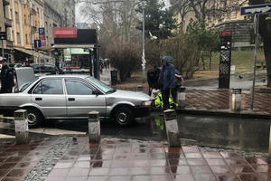 AUTO UDARIO ŽENU U CENTRU BEOGRADA: Ostala da leži na ulici, vozač i sugrađani joj pritekli u pomoć (FOTO)