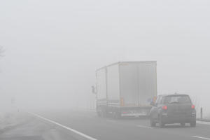 AMSS UPOZORAVA: Oprez zbog magle i mokrih i klizavih kolovoza
