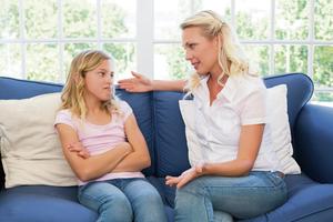 IZBEGAVAJTE ZAPOVEDNI TON: Odnos s vašim detetom gradi se razgovorom